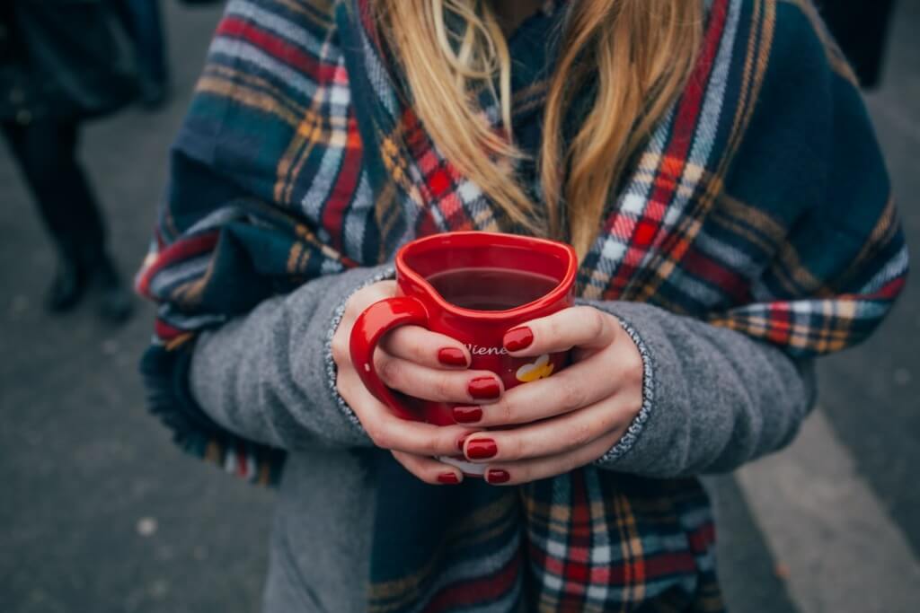 10 Easy Camping Cocktails - mulled wine PC Alisa Anton via Unsplash