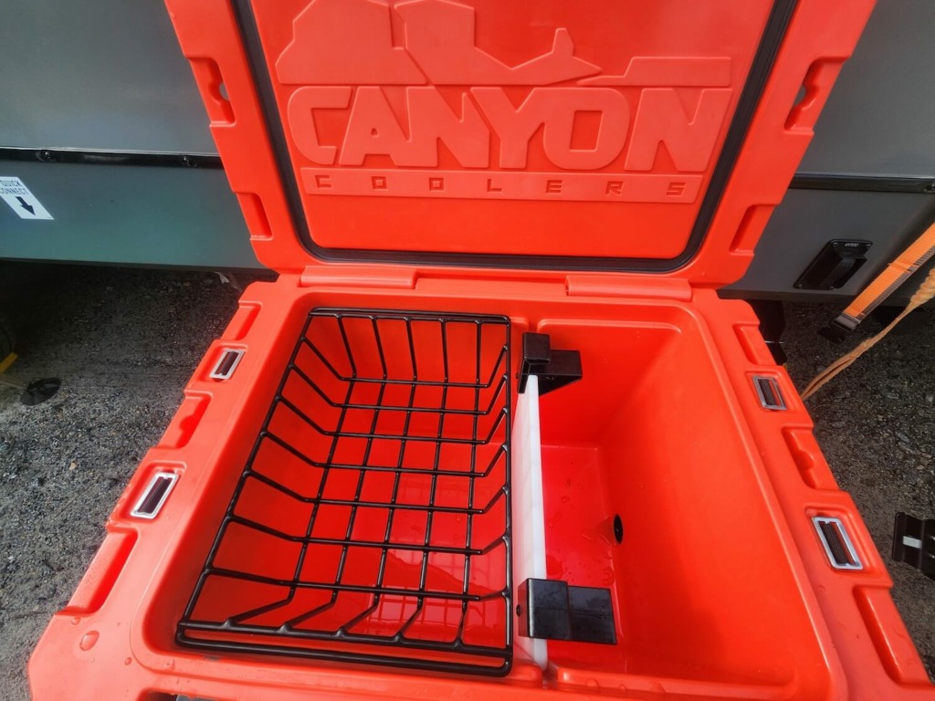 canyon cooler with basket and divider