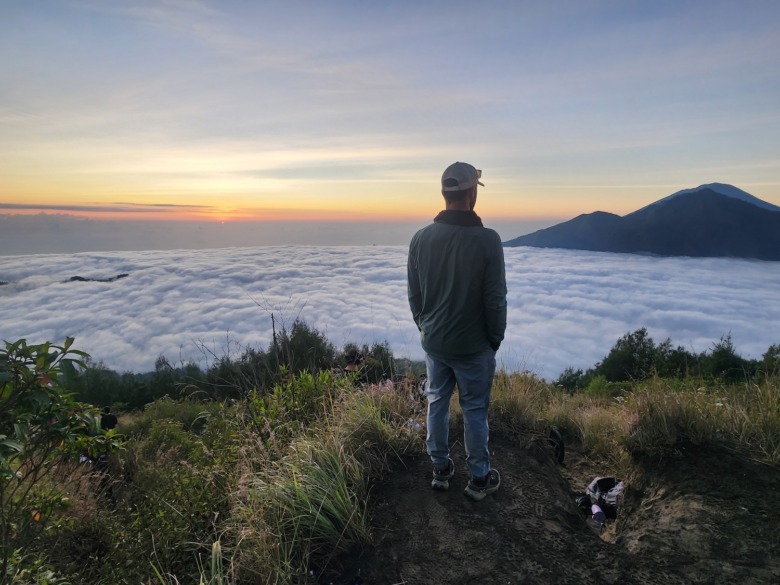 Man standing near the summit of Mt Batur wearing the Skyline trail joggers